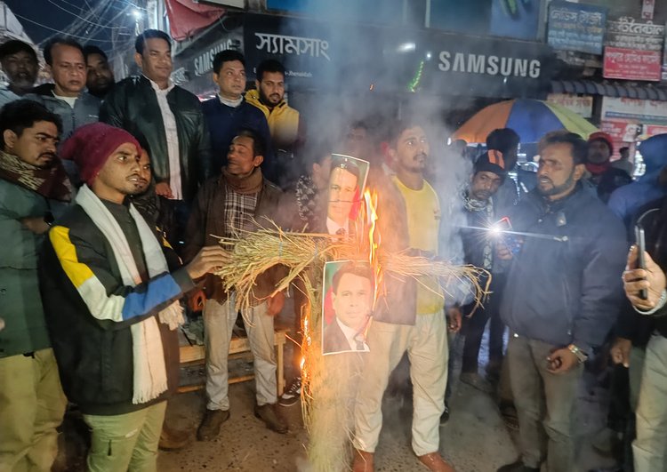 হরিণাকুণ্ডুতে বিএনপির কর্মিসভায় প্রতিপক্ষের হামলায় আহত দশ, পাল্টাপাল্টি বিক্ষোভ